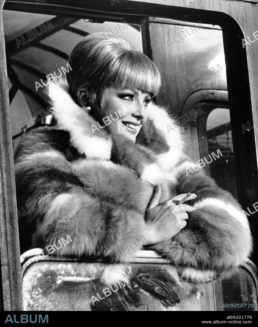 VIRNA LISI in ANYONE CAN PLAY, 1968 (LE DOLCI SIGNORE), directed by LUIGI ZAMPA. Copyright DOCUMENTO FILMS.
