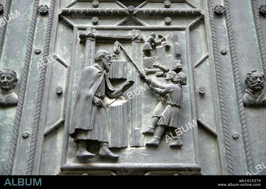 OTAKAR ?PANIEL. REPUBLICA CHECA. PRAGA (PRAHA). Detalle de portalón central de bronce, realizado en el 1927 por Otakar Sapniel. Representa episodios de la construcción de la Catedral de Praga. Fachada Oeste. Catedral de San Vito. Praga. República Checa. Centro Europa.