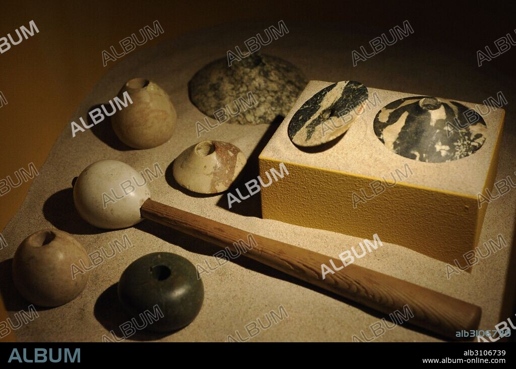 Cabezas de maza con mangos de madera. Fueron utilizadas como arma aunque posteriormente se usaron también a modo ceremonial y como objetos funerario en templos y tumbas. Egipto. Museo del Mediterráneo y Antigüedades del Oriente Próximo (Museum of Mediterranean and Near Eastern Antiquities). Estocolmo. Suecia.