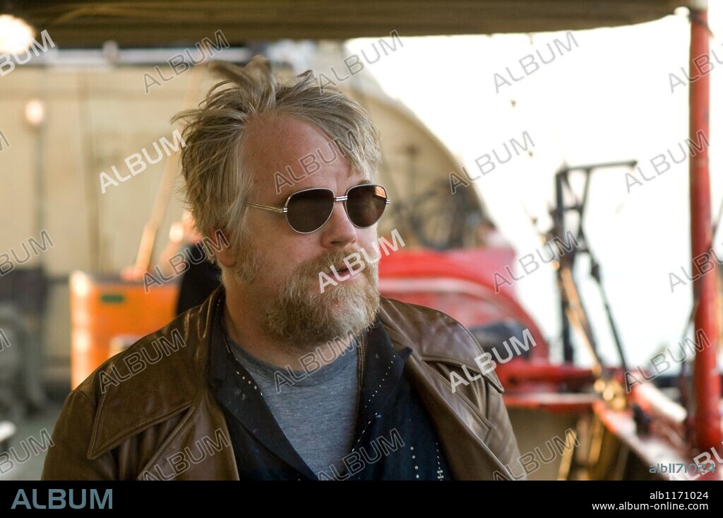 PHILIP SEYMOUR HOFFMAN en RADIO ENCUBIERTA, 2009 (THE BOAT THAT ROCKED), dirigida por RICHARD CURTIS. Copyright WORKING TITTLE FILMS.