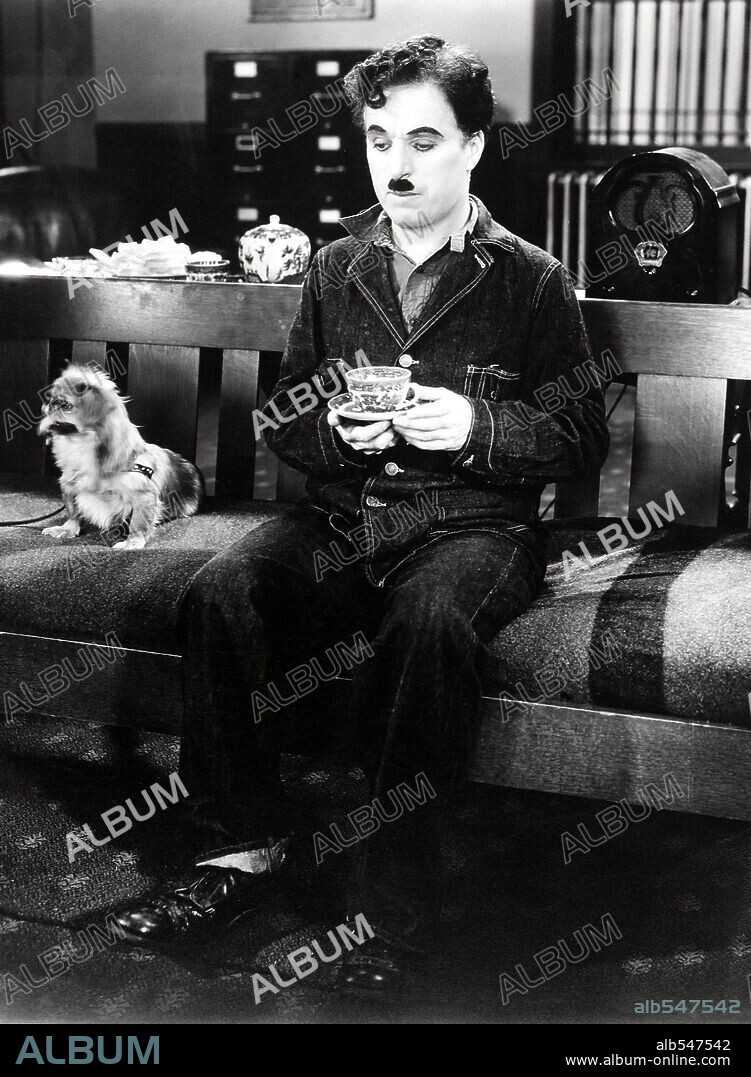 CHARLIE CHAPLIN en TIEMPOS MODERNOS, 1936 (MODERN TIMES), dirigida por CHARLES CHAPLIN. Copyright CHAPLIN/UNITED ARTISTS.