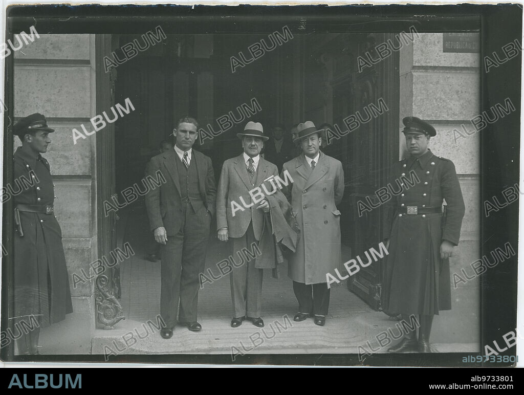 Madrid, abril de 1936. El aviador Antonio Menéndez Peláez, acompañado del ministro de Cuba, Sr. Pichardo, y del redactor de ABC, José Asenjo, en el momento de abandonar la embajada de Cuba en Madrid para dirigirse a la estación de ferrocarril rumbo a Santander, de donde partirá hacia La Habana.