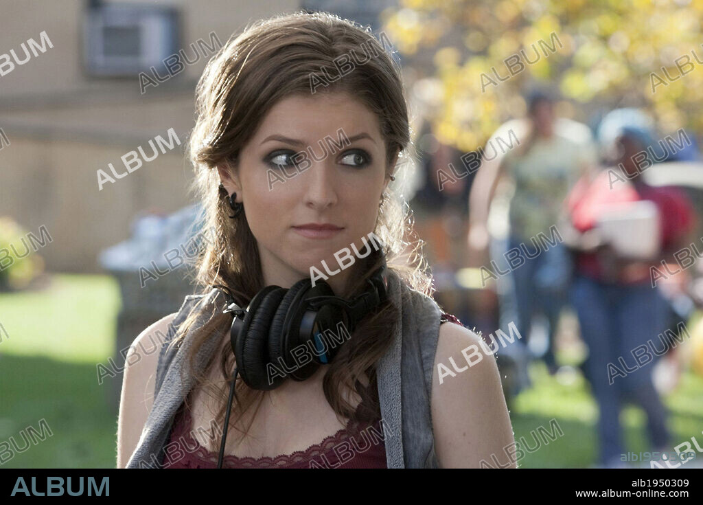 ANNA KENDRICK en DANDO LA NOTA, 2012 (PITCH PERFECT), dirigida por JASON MOORE. Copyright BROWNSTONE PRODUCTIONS.