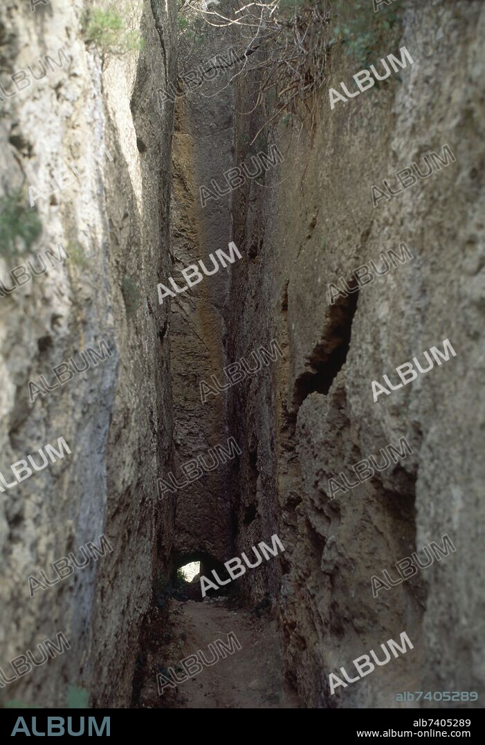 CORTE EN UN MONTE DE PIEDRA.