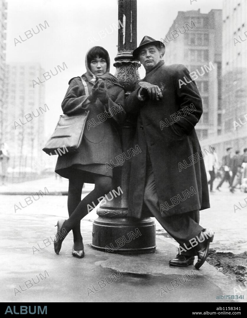 ROBERT MITCHUM y SHIRLEY MACLAINE en CUALQUIER DÍA EN CUALQUIER ESQUINA, 1962 (TWO FOR THE SEESAW), dirigida por ROBERT WISE. Copyright UNITED ARTISTS.