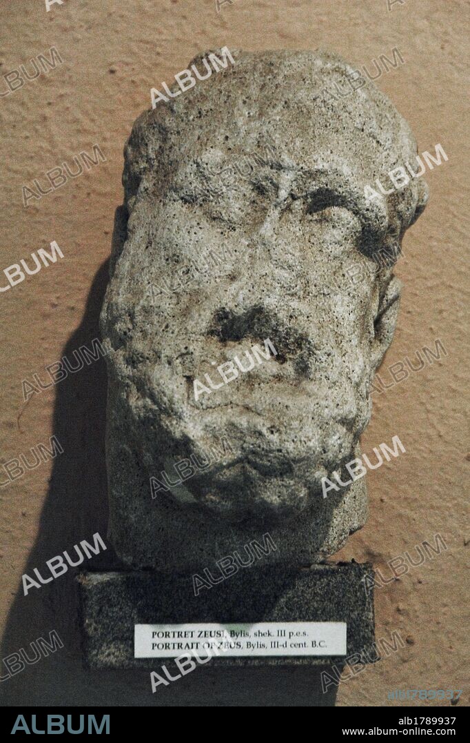 ARTE GRIEGO. REPUBLICA DE ALBANIA. Busto de ZEUS. Escultura fechada en el s. III a. C. procedente de BYLLIS. Museo Arqueológico. Tirana.