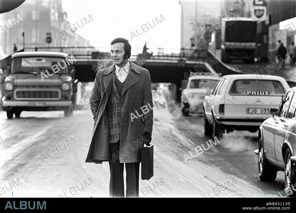 ÖREBRO 1973-10-22.. Reportage inför TRAFIK PÅ GOTT OCH ONT.. TV-program.. Sänt första gången 1973-11-13.. Här ses Sven Colling, journalist.. Foto: Bo-Aje Mellin / RiR / SVT / Kod: 5600. Bild och reportage publ. i RiR 46/73 sid 8-9. RiR 21015 sv/v neg.