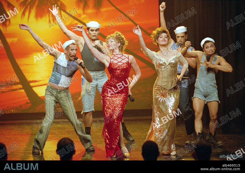 CHRIS LOGAN, NIA VARDALOS, ROBERT KAISER, STEPHEN SPINELLA and TONI COLLETTE in CONNIE AND CARLA, 2004, directed by MICHAEL LEMBECK. Copyright UNIVERSAL / SCHROTER, EIKE.