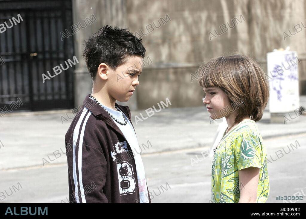AZZDINE BENAJI y ELISA DRABBEN en LOS TOTENWACKERS, 2007, dirigida por IBON CORMENZANA. Copyright ARCADIA MOTION PICTURES/FILMANOVA INVEST/FUTURE FILMS LTD.