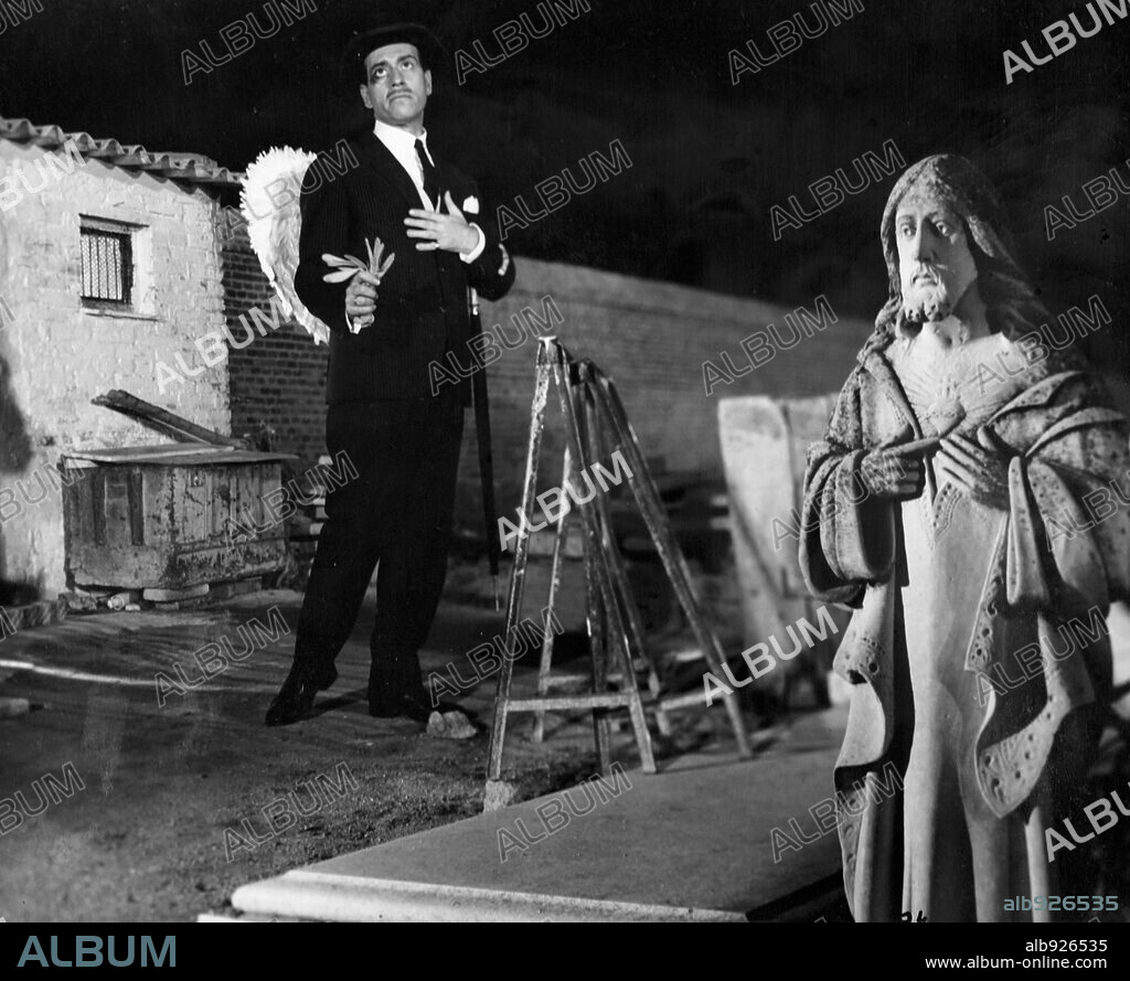 JOSE LUIS LOPEZ VAZQUEZ en EL CALIDO VERANO DEL SR. RODRIGUEZ, 1965, dirigida por PEDRO LAZAGA. Copyright ATLANTIDA FILMS.