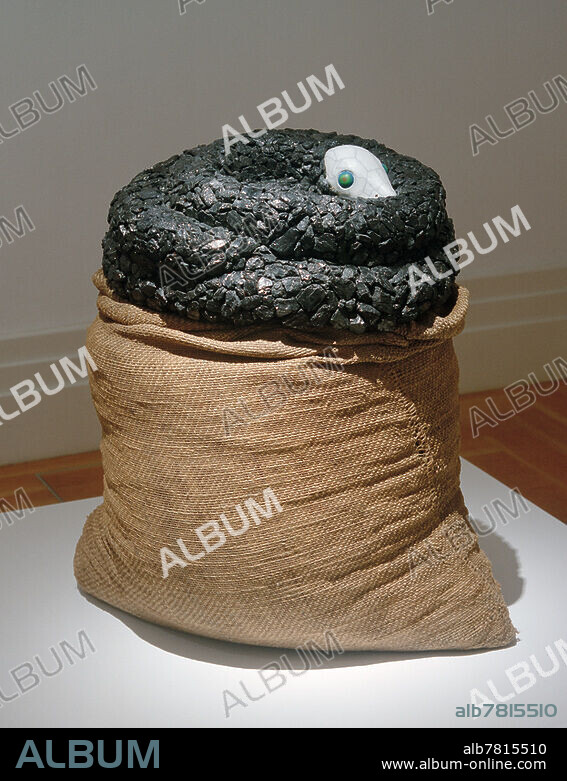 MERET OPPENHEIM. Oppenheim, Meret 1913-1985. "Die alte Schlange Natur", 1970. Anthrazit auf Drahtgeflecht, Kopf: Rugosit, mit Öl bemalt, Sack. mit Blähton gefüllt, 70 x 62 x 46 cm. Centre Pompidou, Paris, Musée National d'Art Moderne.
