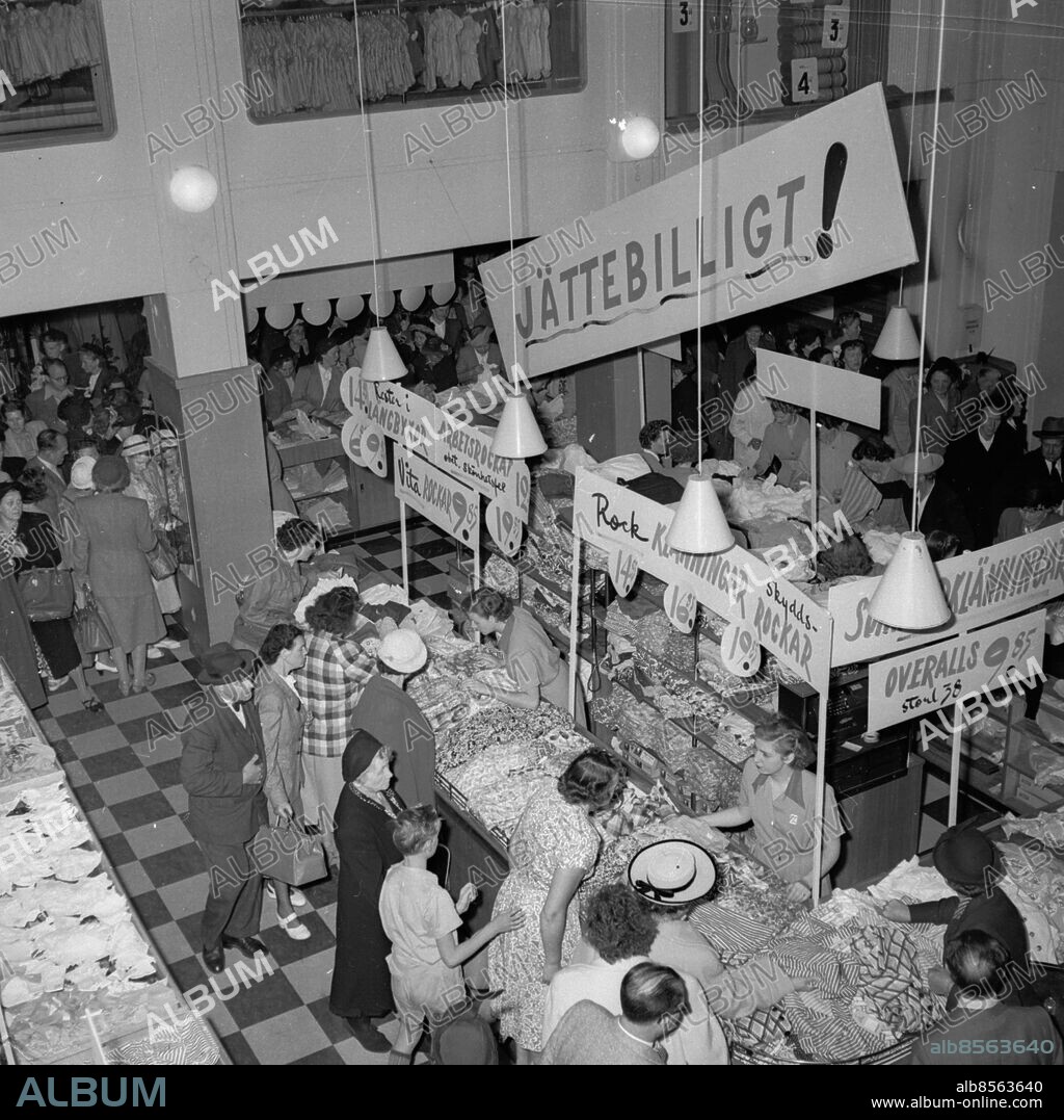 Göteborg juni 1951. Jättebilliga kläder skapar rusning på Meeths varuhus. Foto: Kamerareportage *** Local Caption *** . KAMERAREPORTAGE.