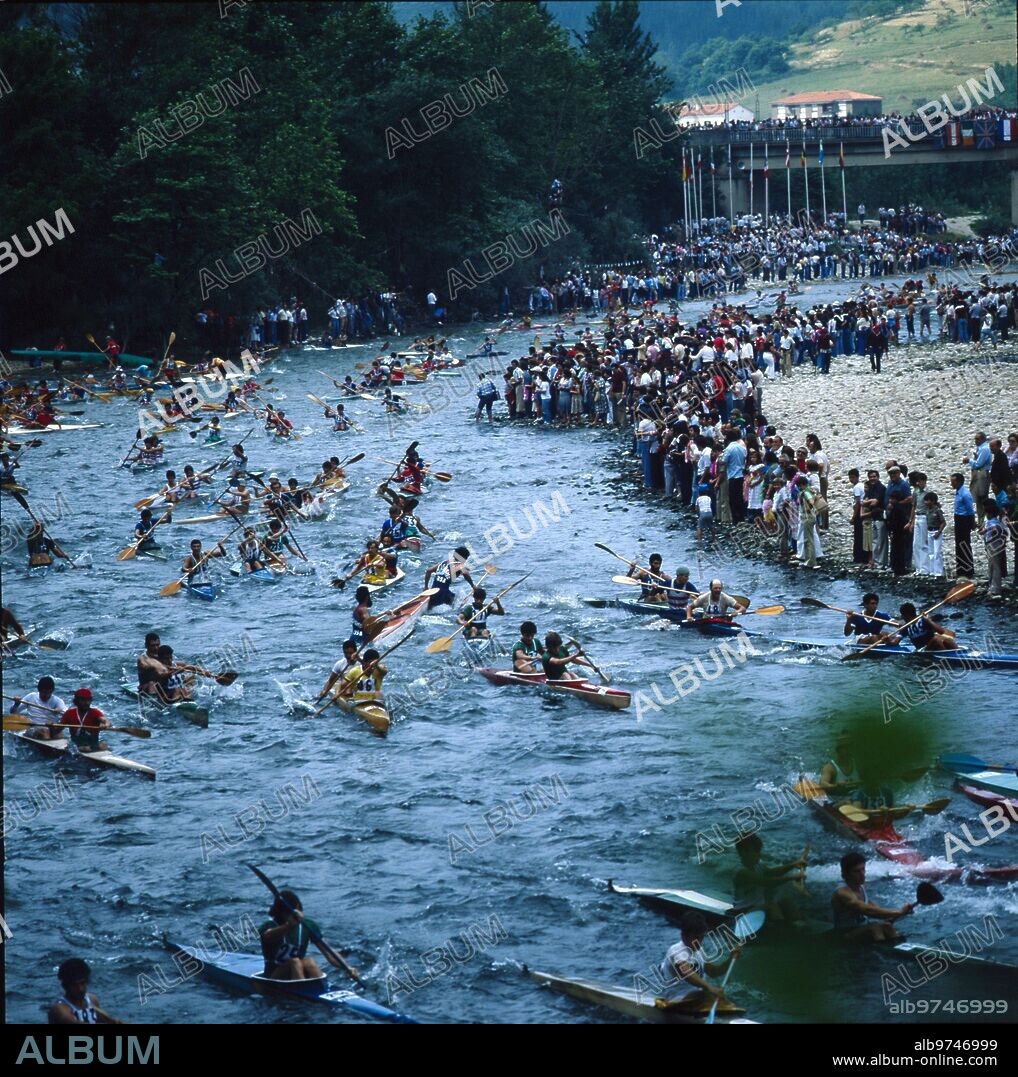 Río Sella, Asturias, 5 de agosto de 1978. El Descenso del Sella, o Fiesta de las Piraguas, discurre a lo largo de los diecinueve kilómetros que separan los puentes de Arriondas y Ribadesella.