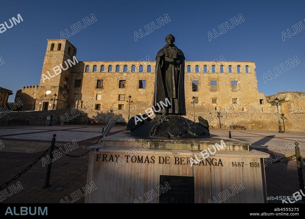 escultura de Fray Tomás de Berlanga, palacio de los Marqueses ,S.XVI, - Palacio de la Villa - Berlanga de Duero, Soria, comunidad autónoma de Castilla y León, Spain, Europe.
