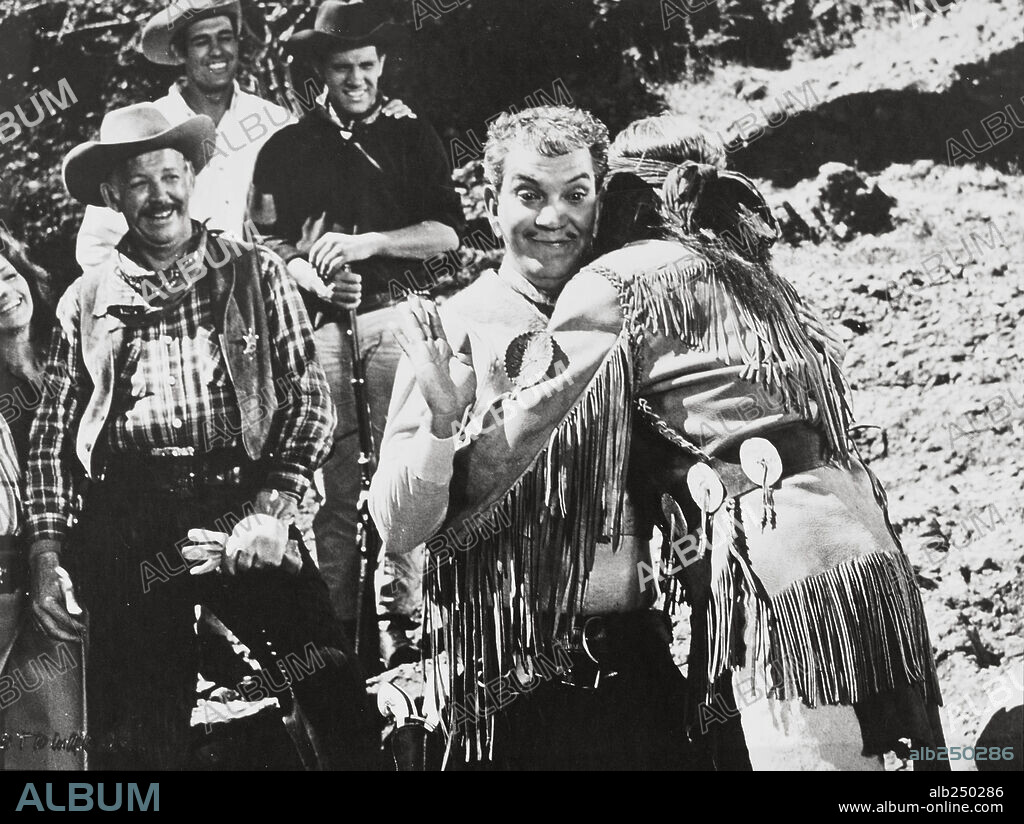 CANTINFLAS en POR MIS PISTOLAS, 1968, dirigida por MIGUEL M. DELGADO.  Copyright POSA FILMS, S.A. - Album alb250286