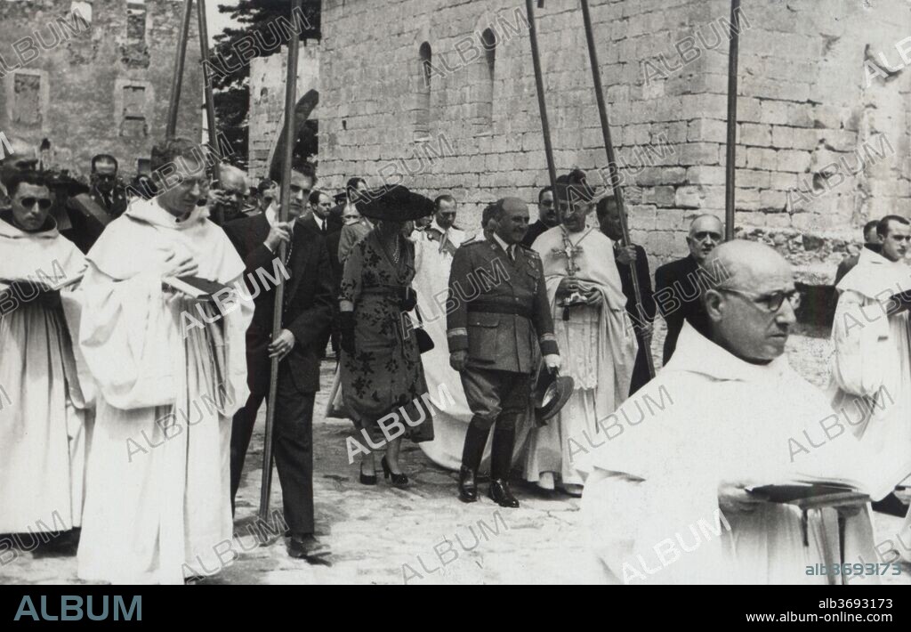 Visita bajo palio de Francisco Franco Bahamonde (1892-1975) al monasterio de Santes Creus en 1952.