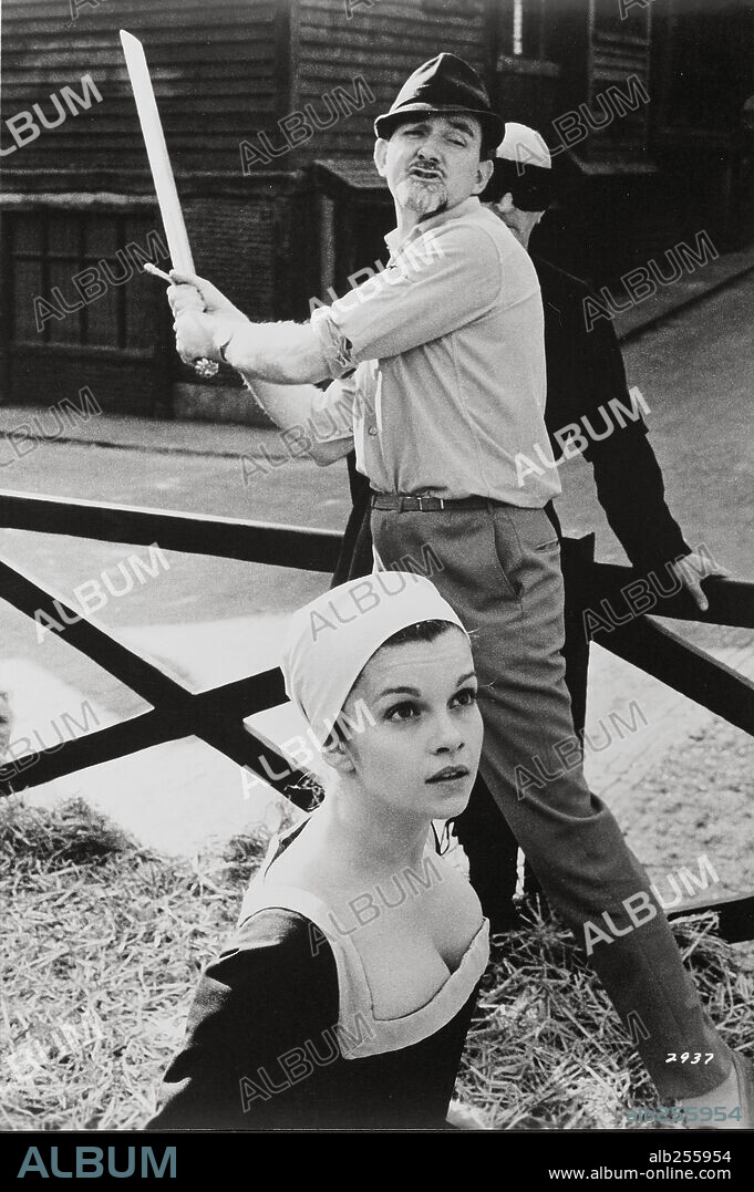 ANNE BOLEYN, GENEVIEVE BUJOLD and CHARLES JARROTT. CHARLES JARROTT and GENEVIEVE BUJOLD in ANNE OF THE THOUSAND DAYS (1969), directed by CHARLES JARROTT. Copyright UNIVERSAL PICTURES.