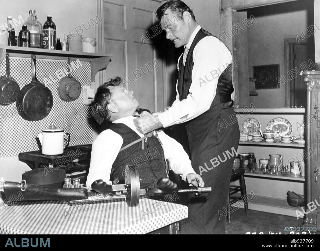 LEO GORDON and MICKEY ROONEY in BABY FACE NELSON, 1957, directed by DON SIEGEL. Copyright UNITED ARTISTS.