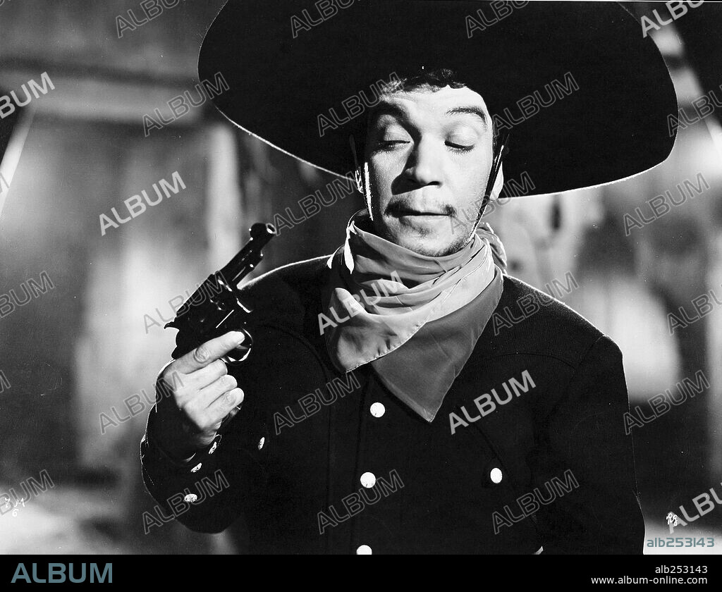 CANTINFLAS in EL SIETE MACHOS, 1951, directed by MIGUEL M. DELGADO. Copyright POSA FILMS, S.A.