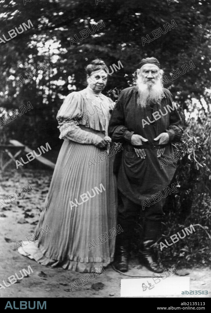 Leo tolstoy with his wife sofia tolstoya, yasnaya polyana, 1907.