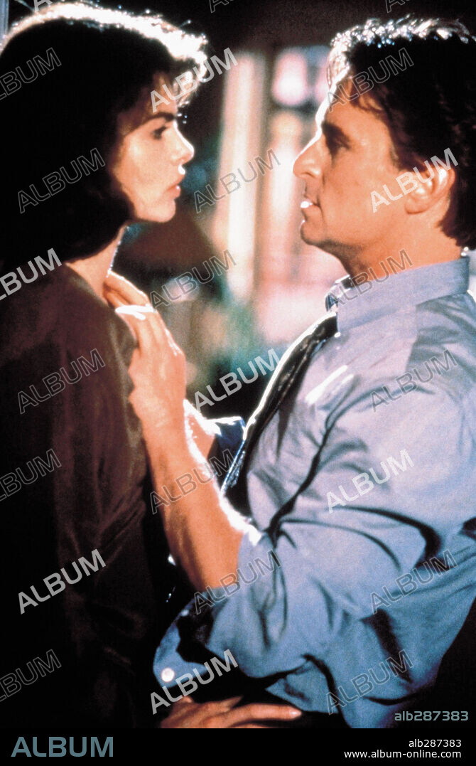 JEANNE TRIPPLEHORN and MICHAEL DOUGLAS in BASIC INSTINCT, 1992, directed by PAUL VERHOEVEN. Copyright TRI STAR PICTURES.