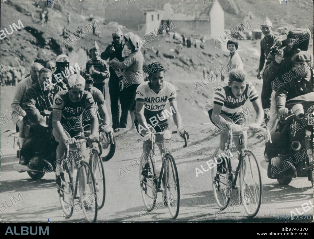 De izquierda a derecha, Poulidor, Bahamontes y Anquetil. Tres leyendas ascendiendo el Tourmalet en el Tour de Francia de 1963.