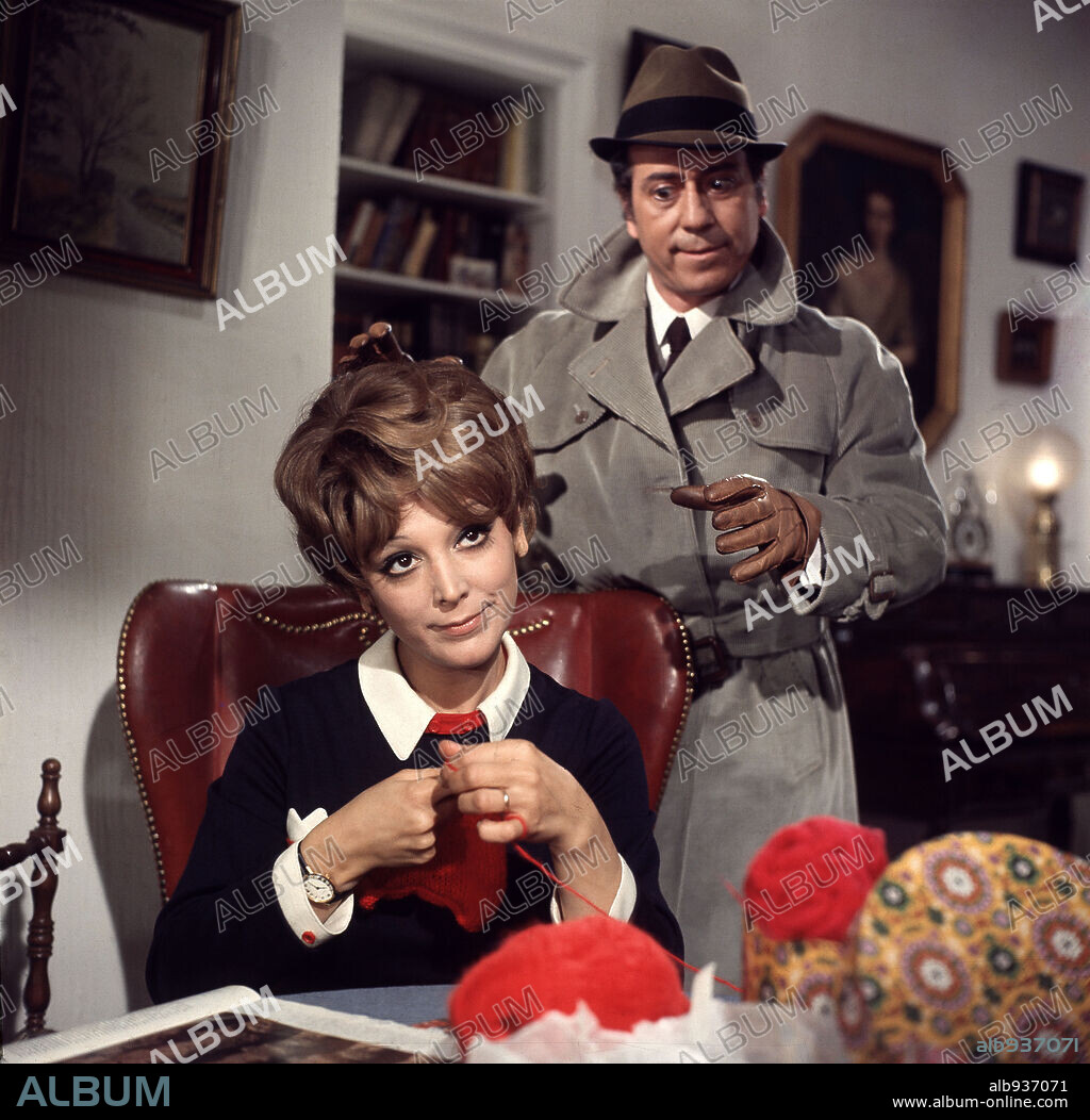 ESPERANZA ROY y JOSE LUIS LOPEZ VAZQUEZ en BLANCA POR FUERA Y ROSA POR DENTRO, 1971, dirigida por PEDRO LAZAGA. Copyright MUNDIAL FILMS.