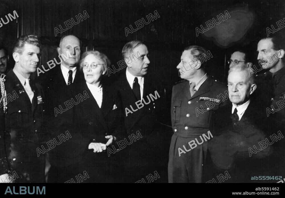 Berlin, 14. Januar 1949. Konstituierende Sitzung der Stadtverordnetenversammlung im Schöneberger Rathaus. - Empfang der westl. Stadtkommandanten, v. l.: Frank Howley (USA), F. Friedensburg, L. Schroeder, Oberbürgermeister E. Reuter, Jean Ganeval (Frankr.), Alterspräsident Wuschik, Edwin O. Herbert (GB). Foto (Walter Schulze).