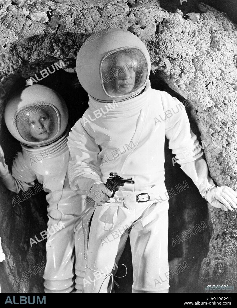 CATHERINE SCHELL y JAMES OLSON en LUNA CERO DOS, 1969 (MOON ZERO TWO), dirigida por ROY WARD BAKER. Copyright HAMMER/WARNER BROTHERS.