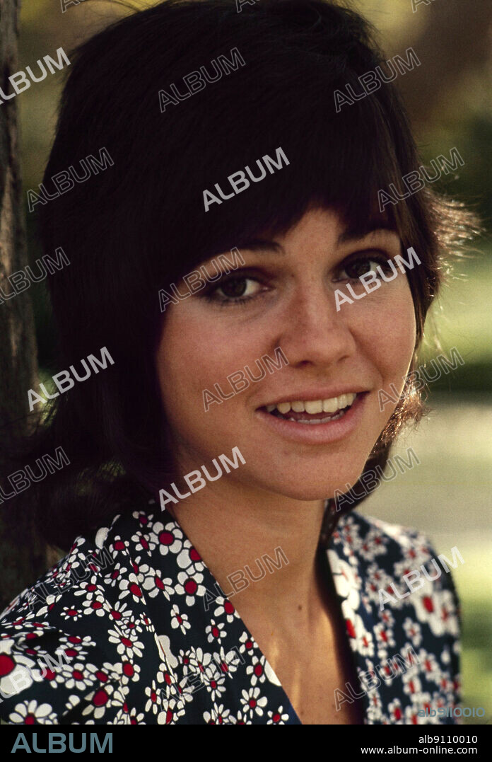 SALLY FIELD in MAYBE I'LL COME HOME IN THE SPRING, 1971, directed by JOSEPH SARGENT. Copyright Metromedia Producers Corporation (MPC).