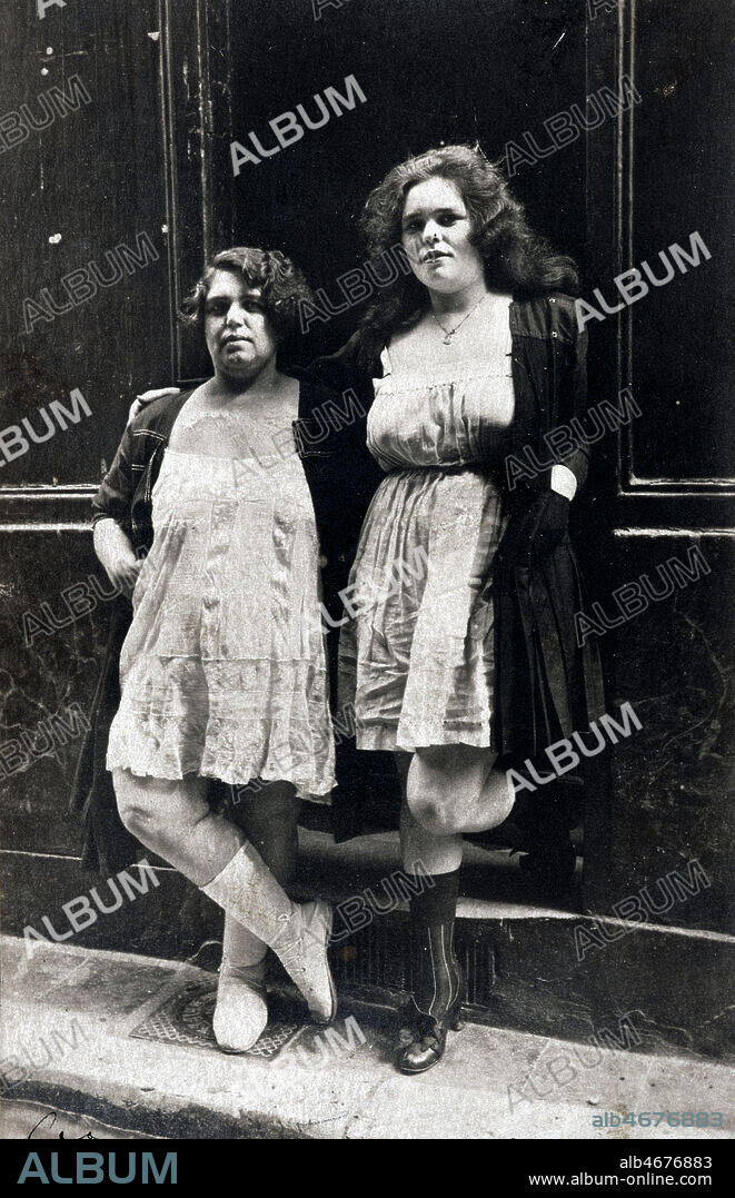 Prostituees dans une rue Figuier de Cassis a Marseille. Carte photo vers 1925 Credit : Collection IM/KHARBINE-TAPABOR.