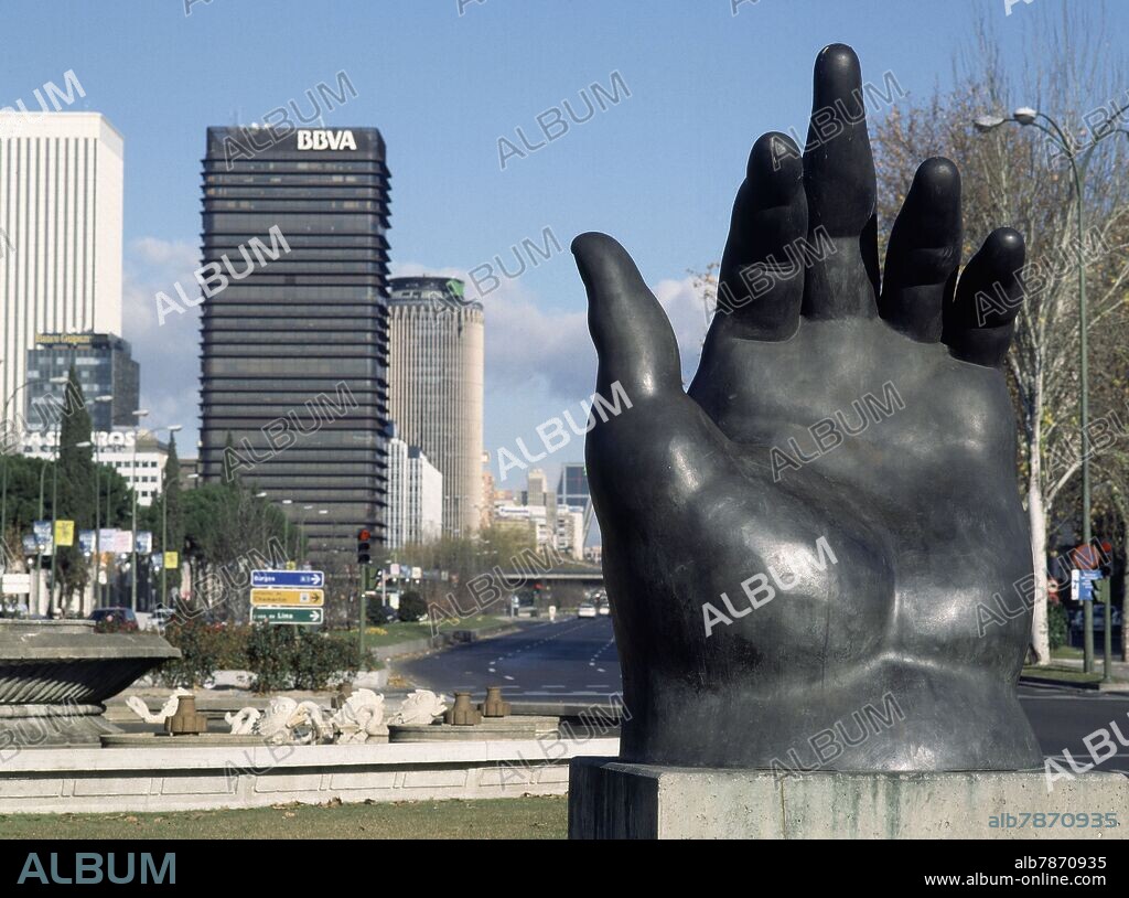 FERNANDO BOTERO. LA MANO - SIGLO XX - ESCULTURA EN BRONCE INSTALADA EN EL PASEO DE LA CASTELLANA.
