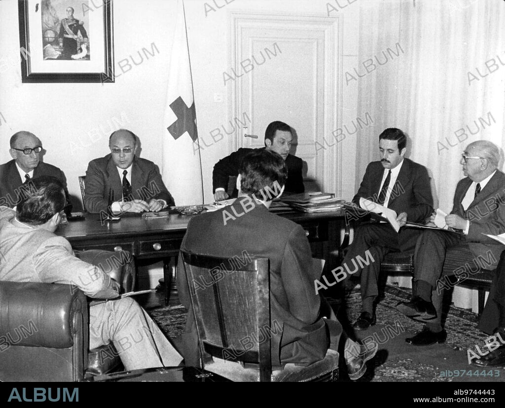 29 marzo 1975. El presidente de la asamblea suprema de la cruz Roja Española, don Francisco Queipo de Llano, Conde de Toreno, durante la rueda de prensa en la que se Dio A conocer la creación de la cruz Roja de la juventud y su Programa.
