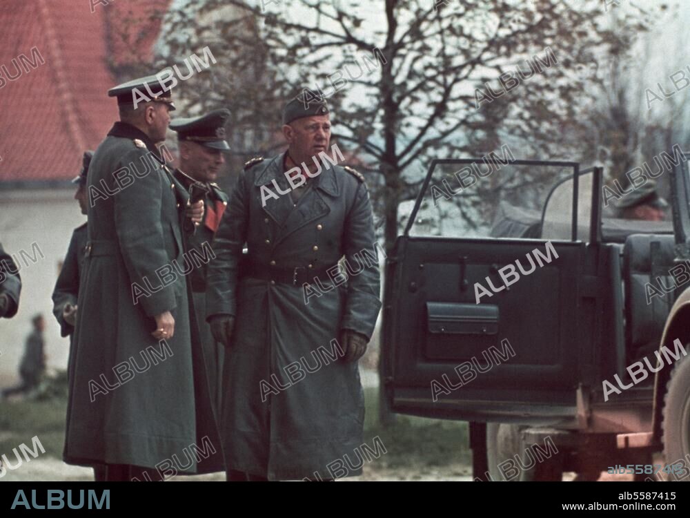 Reichenau, Walter von Generalfeldmarschall (1940). Karlsruhe 8.10.1884 - Poltawa 17.1.1942. Generalfeldmarschall von Reichenau während des Rußlandfeldzuges, in Begleitung von Wehrmachtsoffizieren. Foto (Alois Beck?), um Herbst 1941.