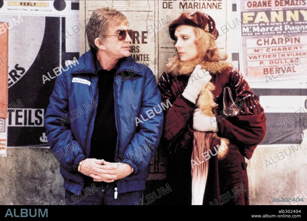 BLAKE EDWARDS and JULIE ANDREWS in VICTOR / VICTORIA, 1982, directed by BLAKE EDWARDS. Copyright M.G.M/UNITED ARTIST.