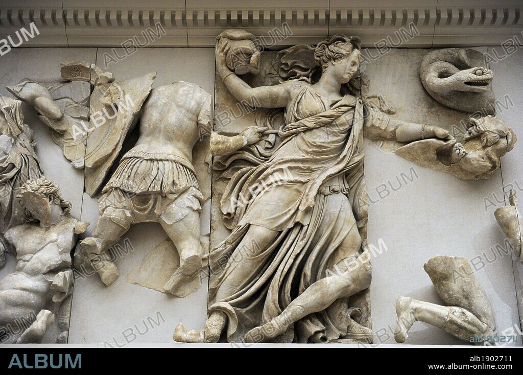 ARTE GRIEGO-HELENISTICO. ASIA MENOR. "ALTAR DE ZEUS O ALTAR DE PERGAMO". Mármol y piedra caliza. Fue construído por orden de Eumenes II Sóter (197-159 a. C.), entre los años 164 y 156 a. C. Los relieves fueron realizados por artistas de la escuela de Pérgamo, en estilo barroco helénico. GIGANTOMAQUIA. FRISO NORTE. "Diosa (identificada como Cloto o Nyx) con vasija en la mano, para ser utilizada como proyectil, rodeada de serpientes". Museo de Pérgamo (Isla de los Museos). Berlín. Alemania. Europa.