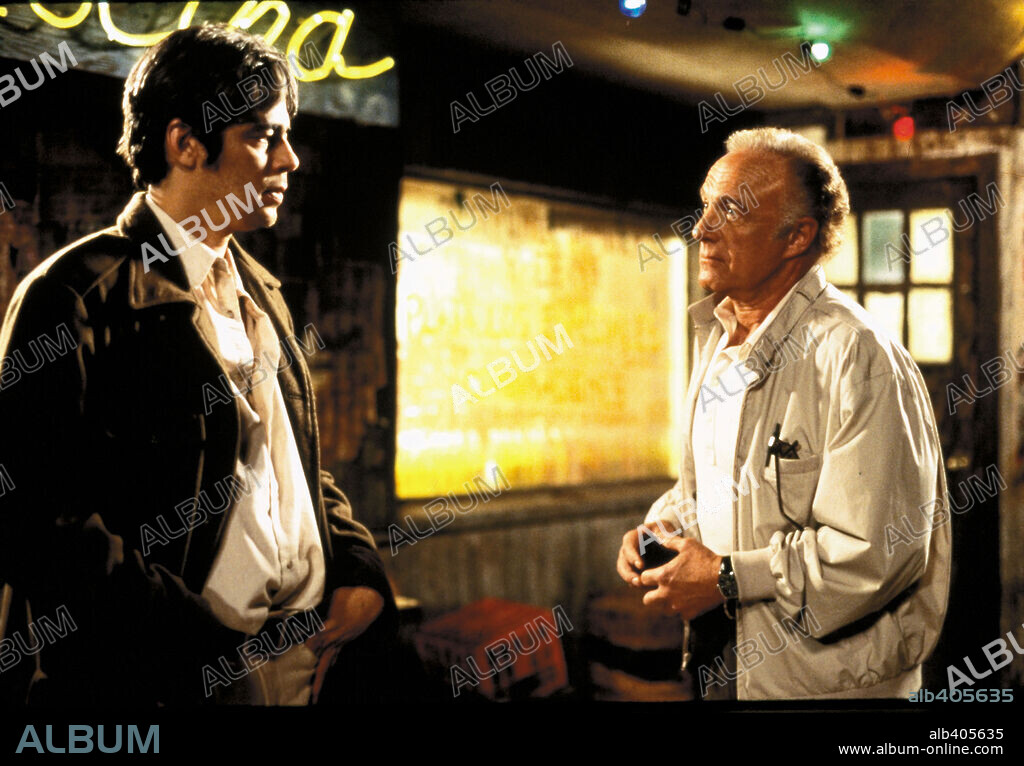 BENICIO DEL TORO and JAMES CAAN in THE WAY OF THE GUN, 2000, directed by CHRISTOPHER MCQUARRIE. Copyright AQABA PRODUCTIONS/ARTISAN ENTERTAINMENT / BAER, JOHN.