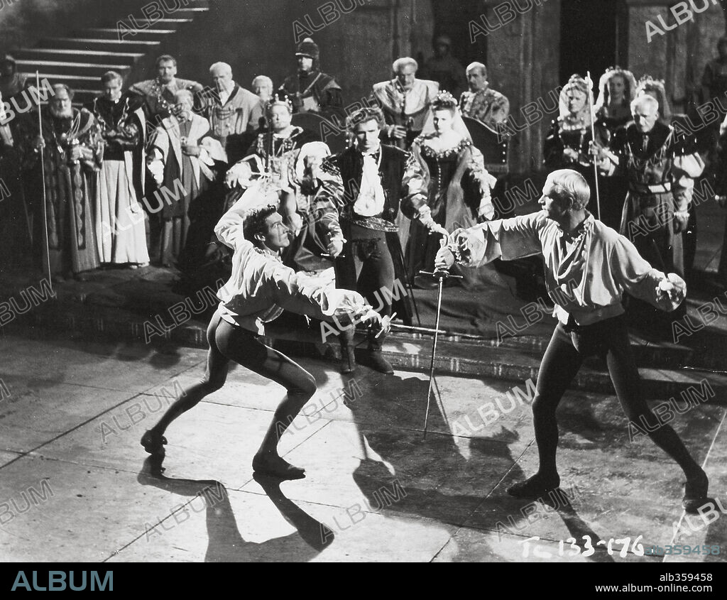 LAURENCE OLIVIER and TERENCE MORGAN in HAMLET, 1948, directed by LAURENCE OLIVIER. Copyright TWO CITIES/RANK.