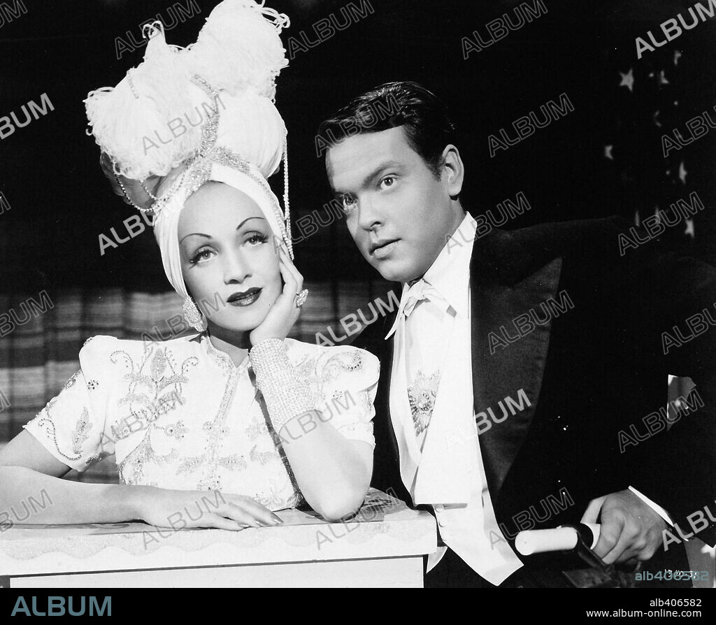 MARLENE DIETRICH und ORSON WELLES in FOLLOW THE BOYS, 1944, unter der Regie von A. EDWARD SUTHERLAND. Copyright UNIVERSAL PICTURES.