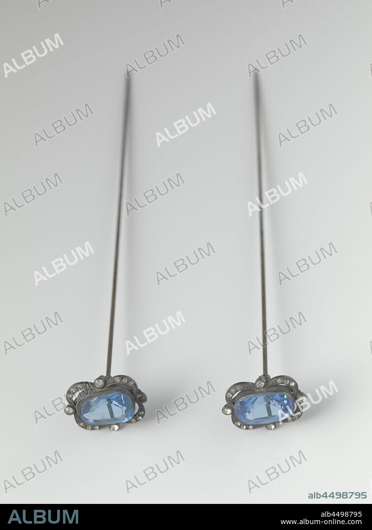 Hat pin made of steel with an elongated ornament of facet cut blue glass mounted in a steel rim with faceted cut bar, Hat hat made of steel with an elongated ornament of facet cut blue glass mounted in a steel rim with faceted cut rhinestones. Model: The pen ends on one side in a pointed point, on the other side in a sphere on which a plate from which four arms come that carry a lobed edge in which the setting of the blue stone., anonymous, Netherlands, c. 1890 - c. 1910, pen, knop, paste (glass), grinding, l 20.5 cm × w 2.8 cm.