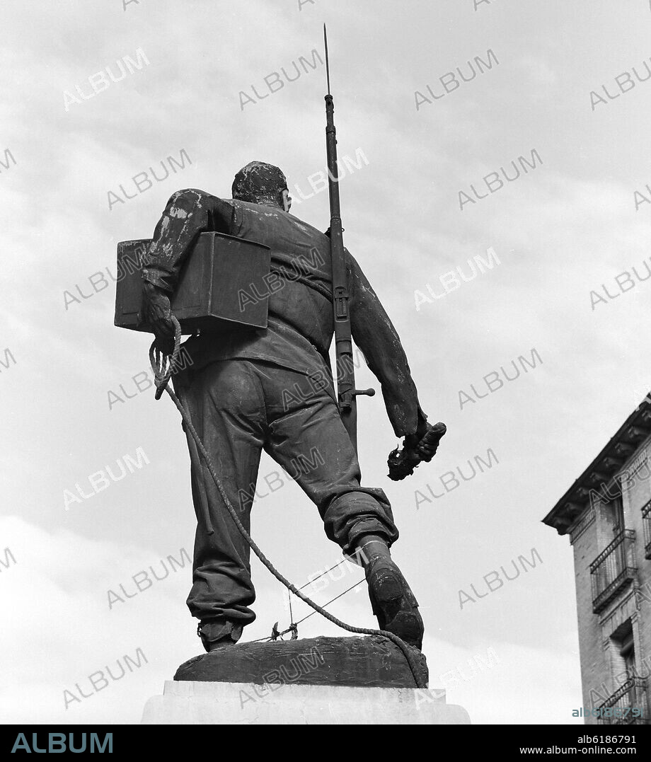 ANICETO MARINAS. MONUMENTO A ELOY GONZALO CASCORRO HEROE DE LA GUERRA DE CUBA - 1901 - FOTOGRAFIA EN BLANCO Y NEGRO - AÑOS 50.