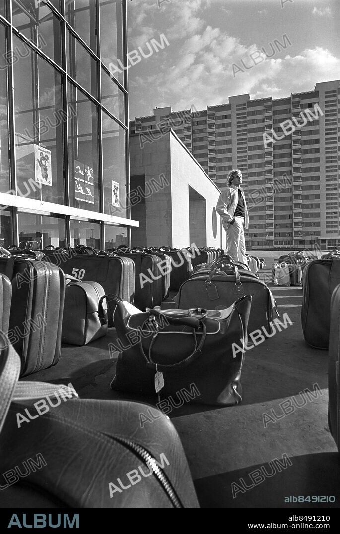ARKIV 1980-08-04. Brottaren Frank Andersson står besviken bland en massa resväskor inför hemresan efter de olympiskia sommarspelen i Moskva 4:e augusti 1980 där Frank slutade fyra och blev utan medalj i mellanvikt Grekisk/Romersk stil.. Foto: Lars Nyberg / XP / SCANPIX / Kod: 34. **AFTONBLADET OUT**.