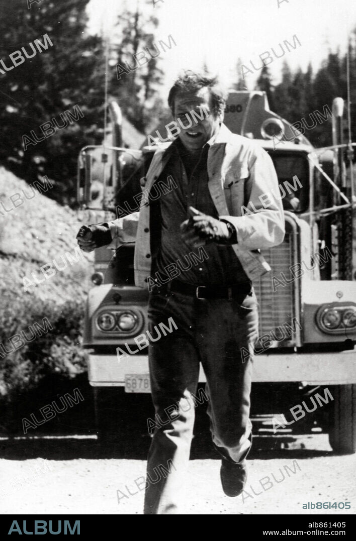 YVES MONTAND en LA AMENAZA, 1977 (LA MENACE), dirigida por ALAIN CORNEAU. Copyright VIADUC PRODUCTIONS.