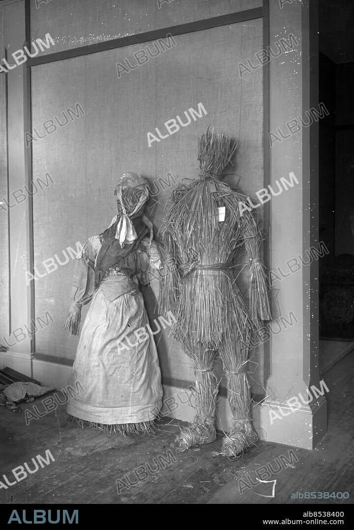 Göteborg 1927-04-23 - Etnografiska avdelningen iordningsställd på Göteborgs museum - halmdockor *** Local Caption *** Låda 1927-07. KAMERAREPORTAGE.