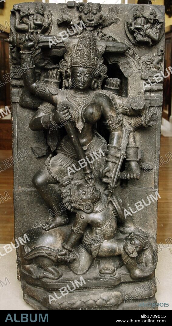 ARTE INDIO. Representación de DURGA MATANDO A MAHISHA, EL DEMONIO BUFALO. Relieve fechado en el s. XIII. Procede de Orissa, probablamente de Konarak. Durga es la personificación de la energía de todos los dioses. Aparece empalando al demonio Mahisha con su tridente mientras el león (vahana) le roe la rodilla. Museo Británico. Londres. Inglaterra. Reino Unido.