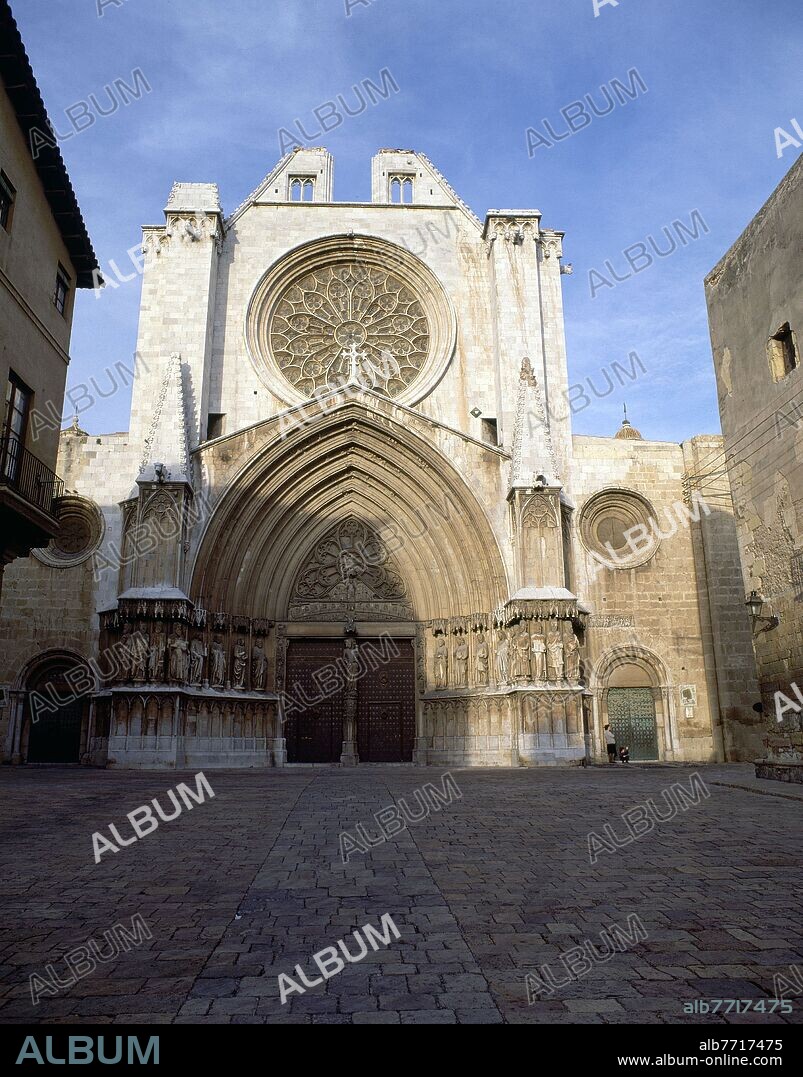 FACHADA DE LA CATEDRAL DE TARRAGONA - SIGLO XIII - GOTICO CATALAN - ESCULTURAS DE LOS 12 APOSTOLES POR EL MAESTRO BARTOMEU - FOTO AÑOS 80.