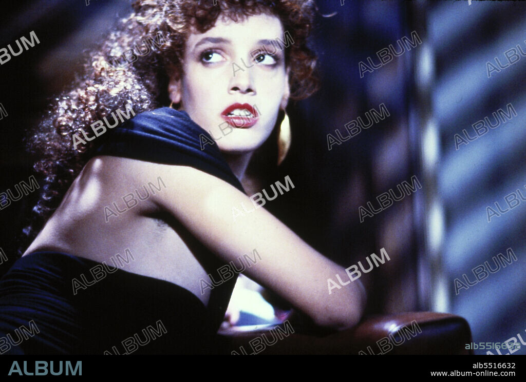 JENNIFER BEALS en BESOS DE VAMPIRO, 1989 (VAMPIRE'S KISS), dirigida por ROBERT BIERMAN. Copyright MAGELLAN PICTURES.