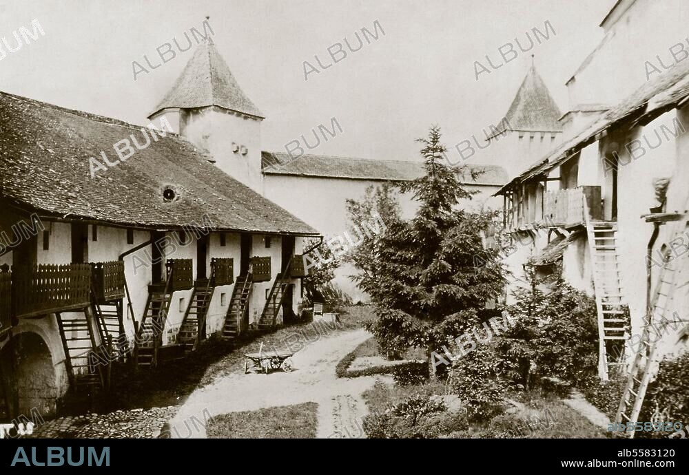 Honigberg im Burzenland (Rumänien), Kirchenburg. Hof mit Torbau und Wehrtürmen. Foto, 1917.
