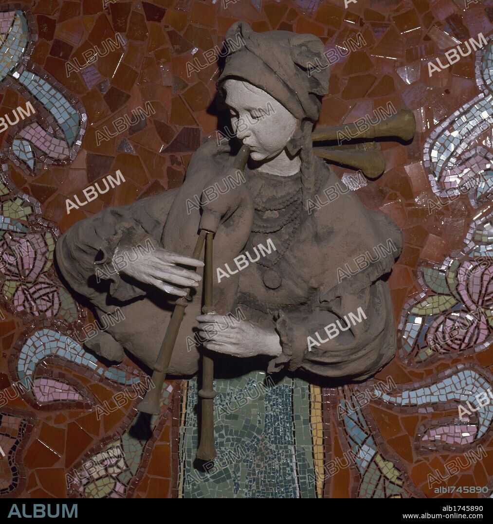 ARTE S. XIX. MODERNISMO. ESPAÑA. ARNAU I MASCORT, Eusebi (1863-1933). PALAU DE LA MUSICA CATALANA. Detalle de uno de los bustos existentes en el hemiciclo de la sala de conciertos, con la representación de una MUSA tocando la GAITA. Los mosaicos son obra de Mario MARAGLIANO. BARCELONA. Cataluña.