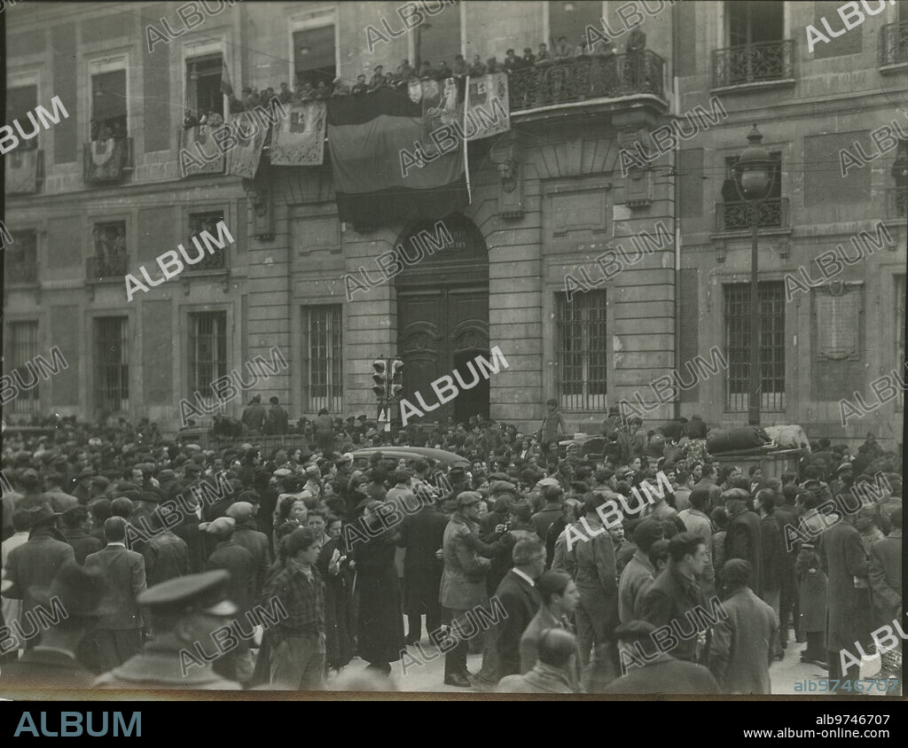 Madrid, 28/03/1939. Guerra Civil Española. Liberación de Madrid por las tropas nacionales. En la imagen, gente en torno a la Puerta del Sol para participar en la celebración por la liberación.